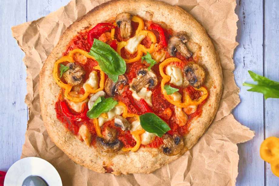 Los champiñones,  los pimentones de colores y la albahaca fresca van muy bien con esta pizza.