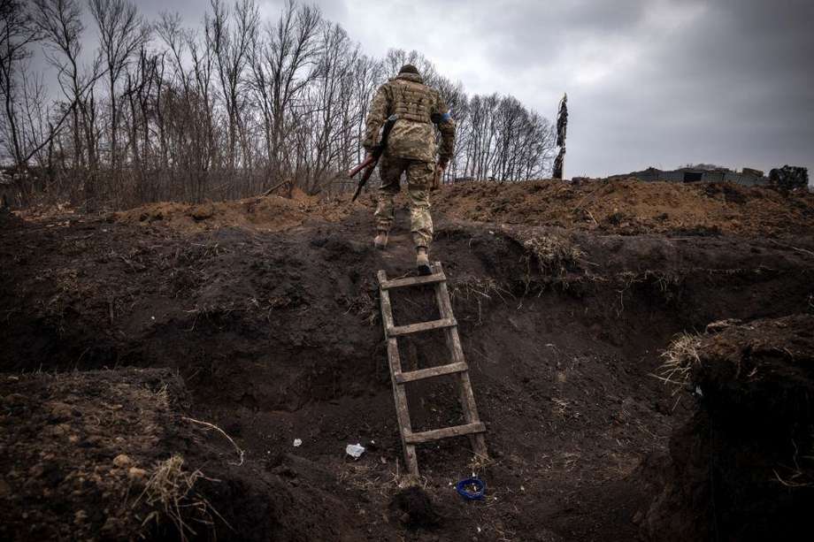 Un militar ucraniano sale de una trinchera en el frente, al este de Kharkiv, durante la invasión militar de Rusia a Ucrania.