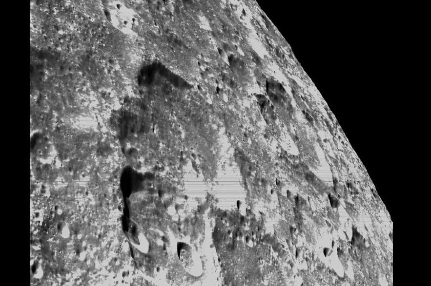 Esta es una de las fotografías de la superficie lunar capturadas por Orion de la NASA.