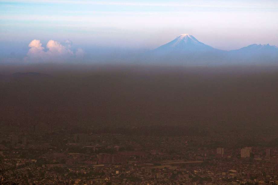 Capa de smog sobre Bogotá. Foto tomada en 2020. 