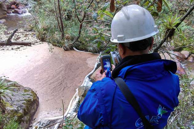 Continúan trabajos de reparación en río “Quebradahonda” por derrame de petróleo