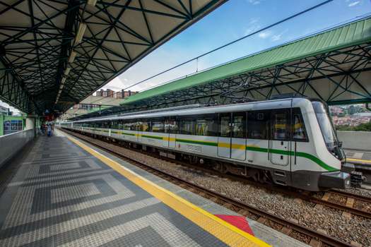 Por la emergencia, el Metro de Medellín recomendó a los usuarios planear sus viajes previendo los retrasos en los servicios. 