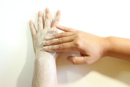 ¿Por qué es importante exfoliar la piel?