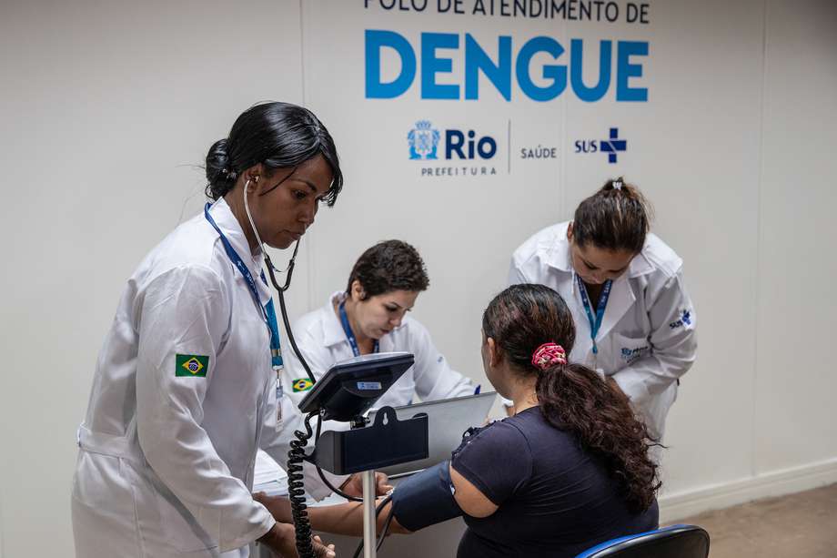 AME6363. RÍO DE JANEIRO (BRASIL), 06/02/2024.- Trabajadores de la Salud revisan a una paciente sospechosa de dengue en el Centro de Atención de Dengue de la Policlínica Rodolpho Rocco, en el barrio Del Castilho, en Río de Janeiro (Brasil). Brasil, que enfrenta un fuerte aumento de los casos de dengue.
