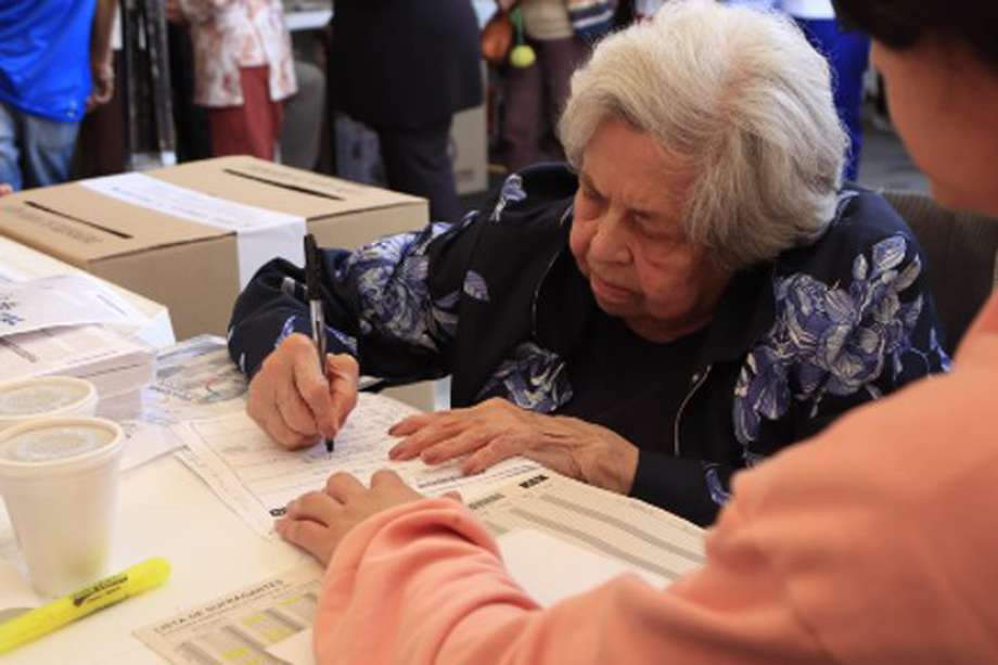 Ciudadanos acuden a las urnas en Bogotá durante la jornada electoral 2023