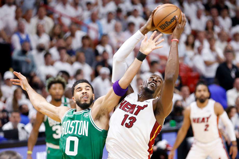 La figura de los Celtics de Boston, Jayson Tatum, gardea al centro de los Heat de Miami Bam Adebayo, en el séptimo juego de la final de la Conferencia Este de la NBA.
