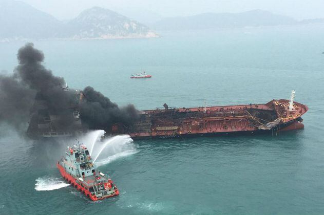 Explota un buque petrolero en área de protección de tortugas en Hong Kong