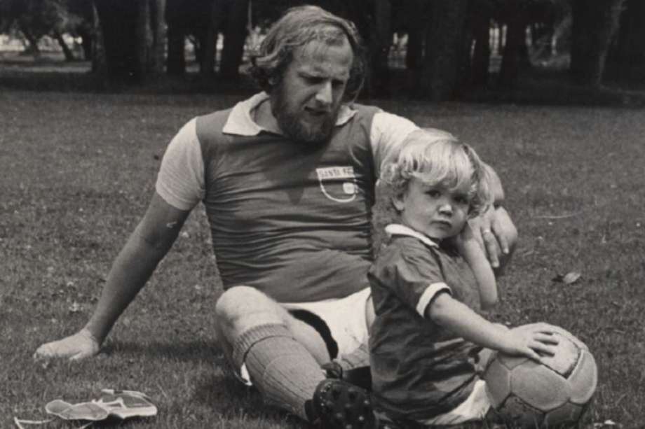 Daniel Samper Pizano y su hijo, Daniel Samper Ospina, portando la camiseta roja hacia finales de la década de los setenta.