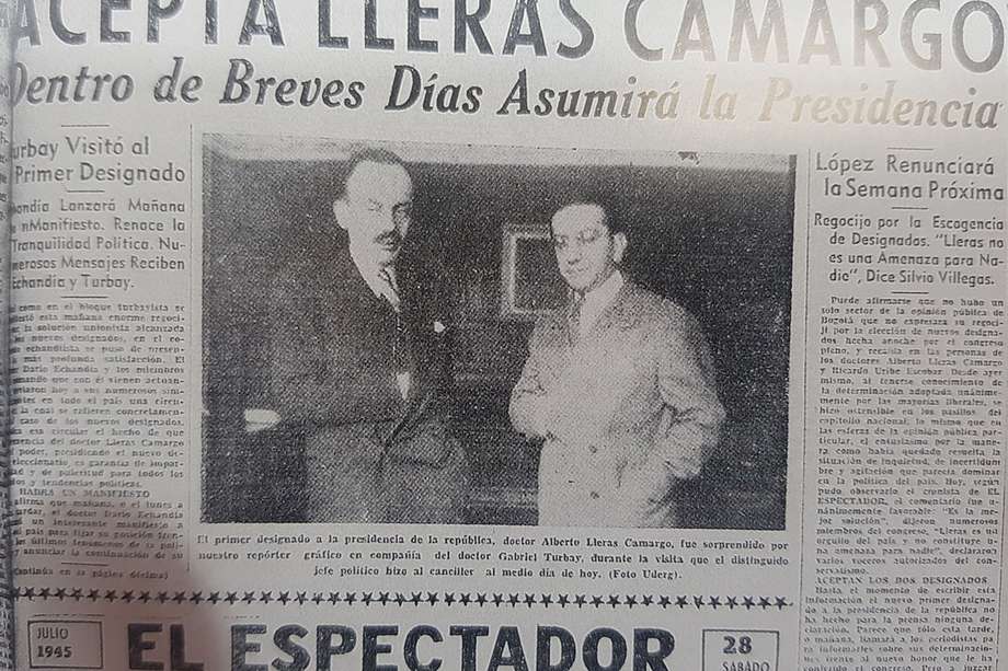 El designado, Alberto Lleras Camargo, fue sorprendido por un reportero gráfico de El Espectador en visita al canciller Gabriel Turbay, antes de aceptar asumir la Presidencia de la República.