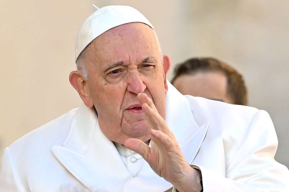 El Papa Francisco llega para dirigir la audiencia general semanal en la Plaza de San Pedro, Ciudad del Vaticano, el 29 de marzo de 2023.