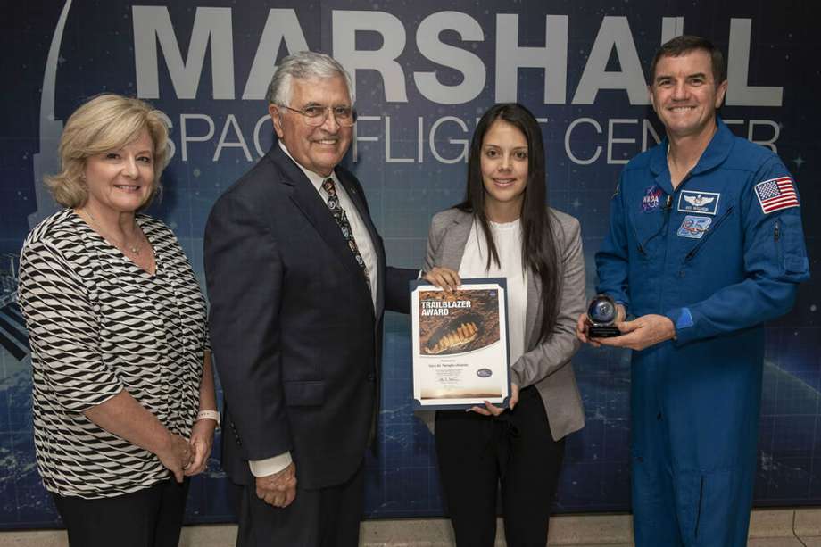 La colombiana Sara Rengifo acompañada por los astronautas Harrison Schmitt y Rex J. Walheim, y por Jody Singer, directora del Marshall Space Flight Center.  / Cortesía EAFIT