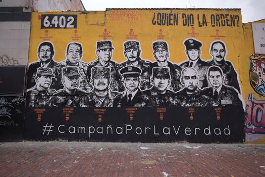 Víctimas de Falsos Positivos instalaron el mural "¿Quién dio la orden?", el cual fue censurado y borrado por militares la primera vez.