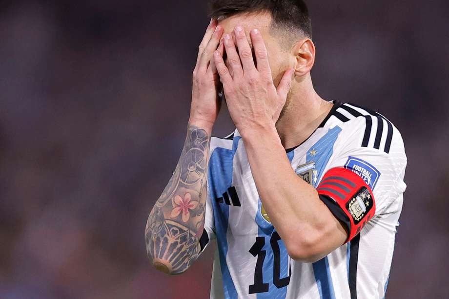 Lionel Messi lamenta la derrota de Argentina ante Uruguay, en el estadio La Bombonera, en Buenos Aires (Argentina). EFE/ Juan Ignacio Roncoroni
