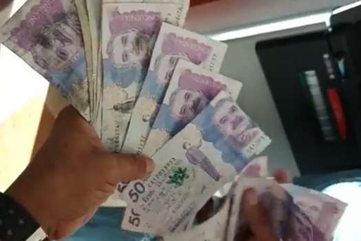 Billetes de papel didáctico, billetes cortados a la mitad y pegados con otras mitades salieron de un cajero en un centro comercial en Barranquilla. 