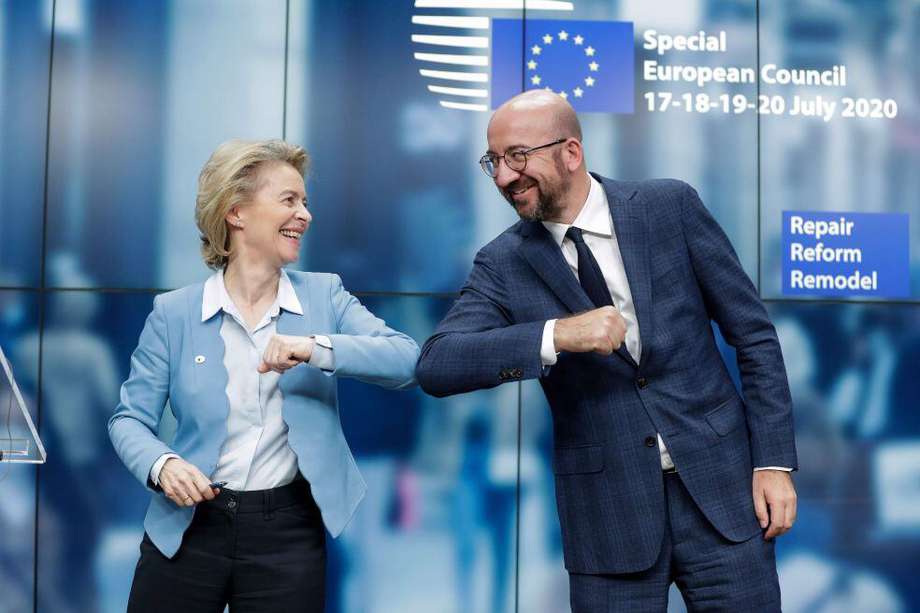 La presidenta de la Comisión Europea, Ursula Von Der Leyen (i) y el Preidente del Consejo Europeo, Charles Michel (d) celebran el plan acordado por la UE.