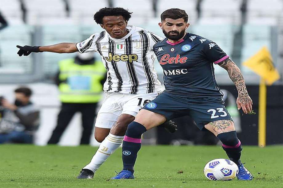 Juan Guillermo Cuadrado marca a Elsei Hysaj, en el encuentro entre Juventus y Napoli por la Serie A.