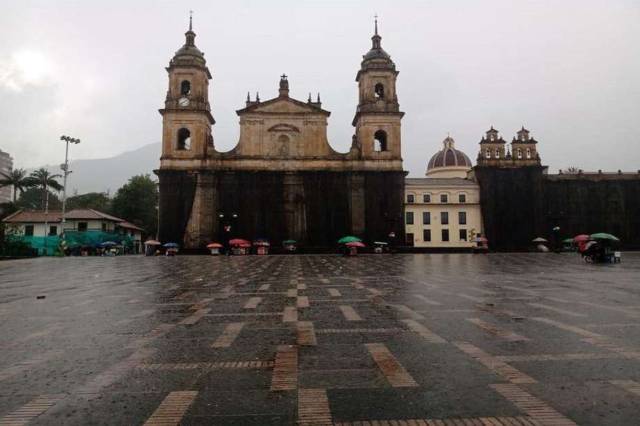 Así luce la Plaza de Bolívar después de que lluvias dispersaran a los manifestantes.