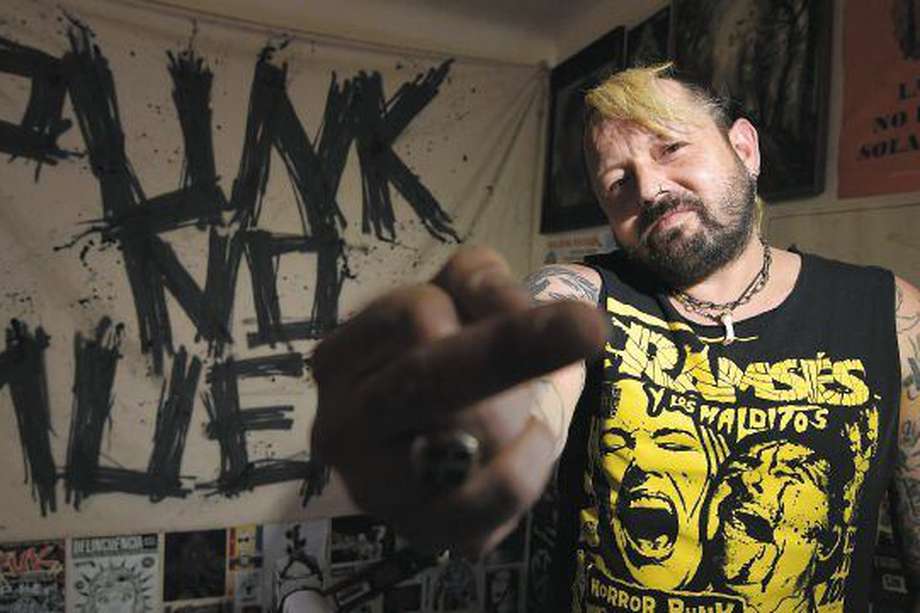 Mauricio Arias también es integrante de la agrupación de punk rock Triple X.
