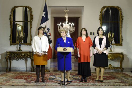 La mandataria chilena, Michelle Bachelet, y su equipo de mujeres en el Gobierno.   / EFE