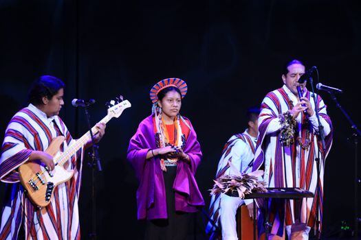 Imagen del grupo Taki Suyu (Dinamizadores de los lugares de canto), que se presentó durante el lanzamiento del Plan decenal de lenguas nativas, en el Teatro Colón. 
