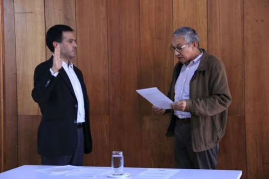 Fabio Enrique Bernal, durante su acto de posesión en el cargo frente al director del Centro Nacional de Memoria Histórica, Darío Acevedo./Prensa CNMH.