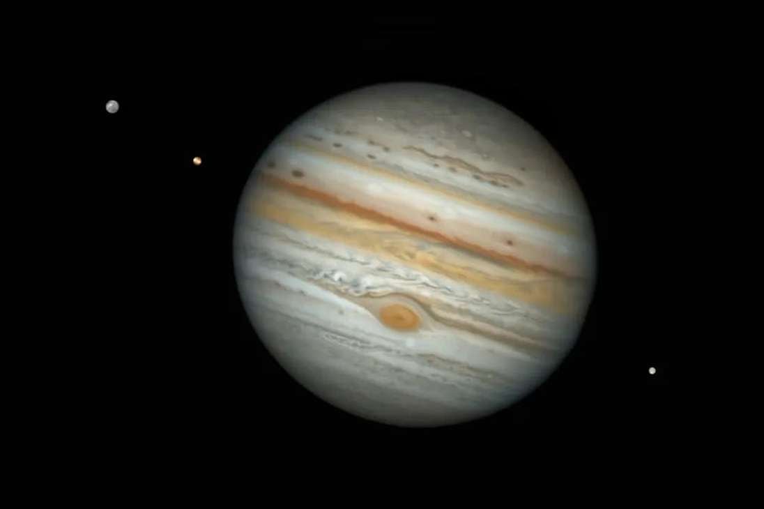 Imagen de Júpiter junto con tres de sus lunas más grandes.