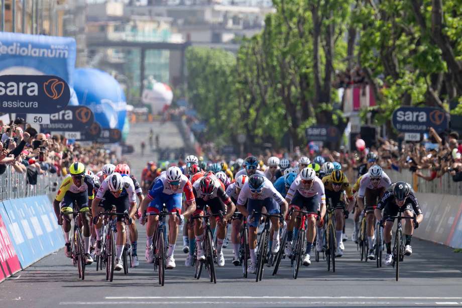 Foto del embalaje final de la quinta etapa del Giro de Italia, que ganó el francés Arnaud Démare.