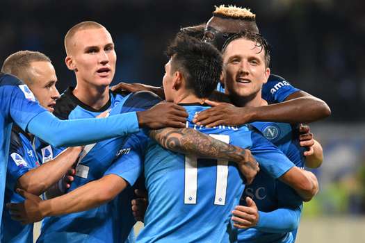 Los jugadores de Napoli celebran uno de los goles en la victoria contra Empoli este lunes.