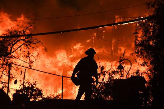 Un bombero estadounidense trata de contener el incendio "Camp Fire" en California, Estados Unidos. / AFP