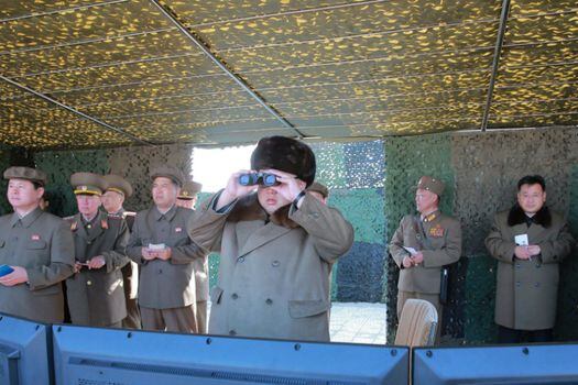 Este martes, el líder norcoreano Kim Jong-un observó la prueba del nuevo lanzacohetes múltiple de gran calibre durante una gira de inspección. / EFE