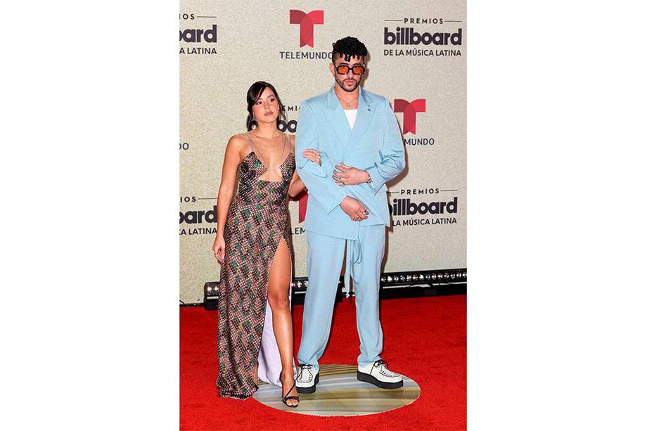 Bad Bunny asistió a los premios Billboard con su novia, la influencer, diseñadora y modelo Gabriela Berlingeri.