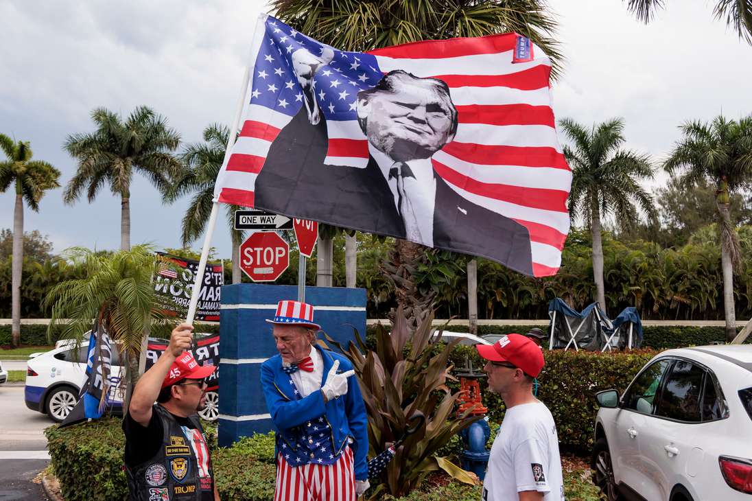 Doral (United States), 12/06/2023.- Supporters of former President Donald Trump gather near the entrance to the Trump National Doral Miami golf course for a rally to show support for Trump in Doral, Florida, USA, 12 June 2023. Trump is facing multiple federal charges stemming from an US Justice Department investigation led by Special Counsel Jack Smith related to the former president'Äôs alleged mishandling of classified national security documents and is scheduled to turn himself into authorities on Tuesday in Miami. (Estados Unidos) EFE/EPA/JUSTIN LANE