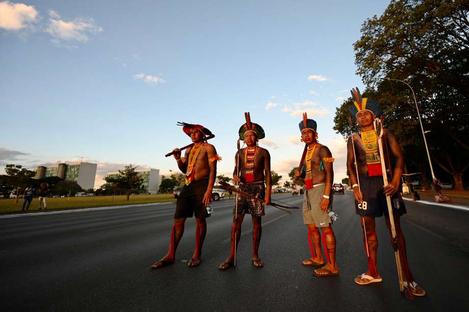Indígenas brasileños de varias tribus participan en una manifestación contra la llamada tesis legal Marco Temporal, un proyecto de ley que detiene la demarcación de territorios indígenas.