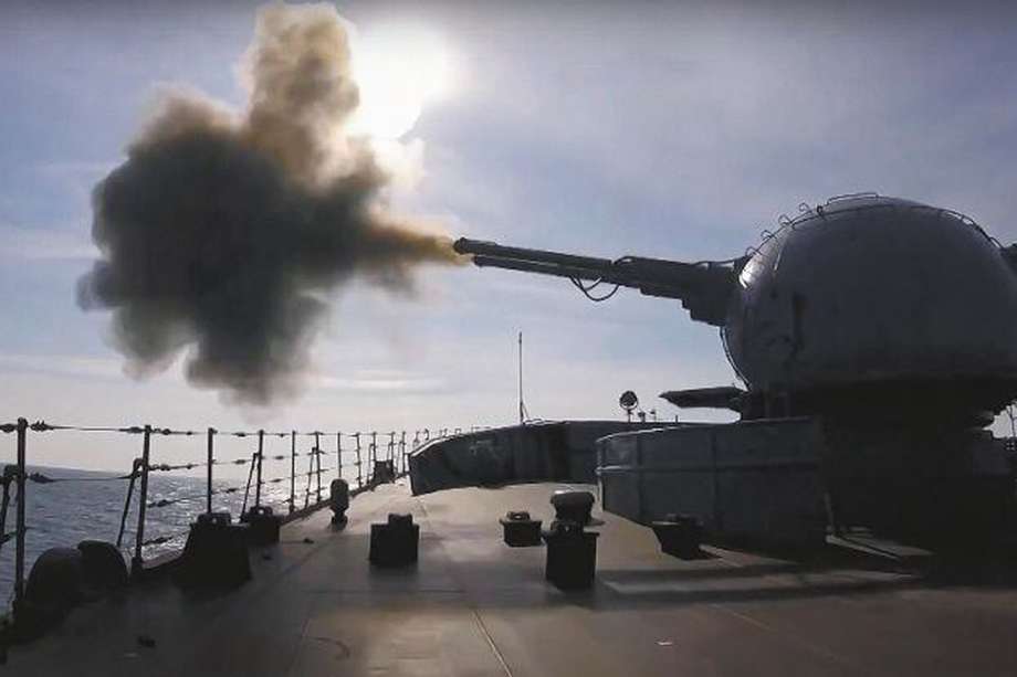 Un cañón montado en un buque de guerra ruso dispara durante un ejercicio naval en el Mar Negro.