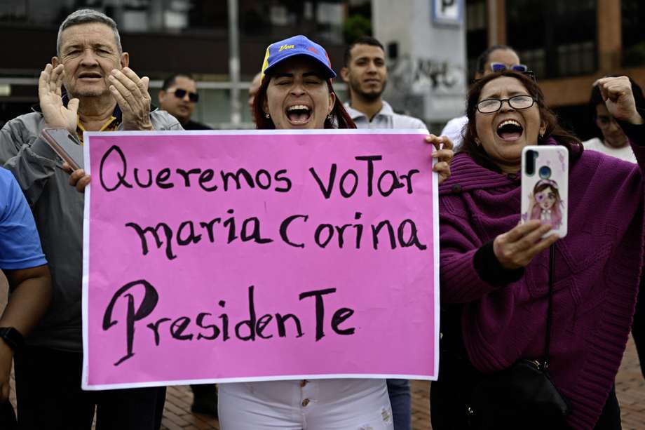 Simpatizantes de María Corina Machado en una protesta en Bogotá, capital de Colombia, país que ha acogido a casi tres millones de migrantes del éxodo venezolano.