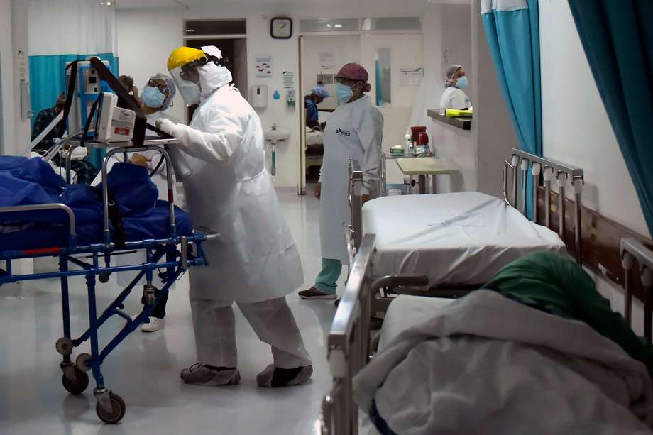 Paramedics of the Colombian Health Secretariat transfer a patient suspected of being infected with the new coronavirus into the San Blas Hospital, in Bogota, on July 2, 2020. (Photo by Raul ARBOLEDA / AFP)