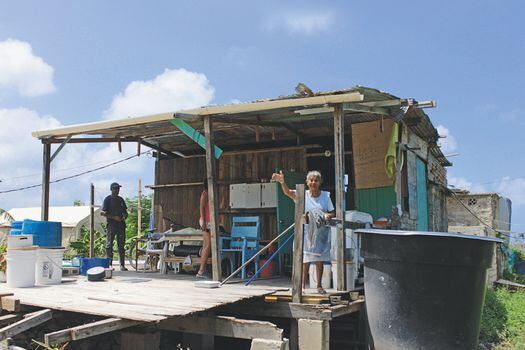 Habitantes de Providencia, como Teresa Salas, siguen a la espera de ayuda. Mientras el hospital de la isla sigue en veremos, se priorizaron recursos para el aeropuerto. / Foto de Maria Camila Ramírez Cañón.