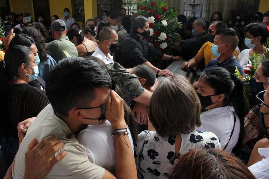 Familiares y personas se lamentan sobre el féretro con el cuerpo de Óscar Andrés Obando Betancurt, una de las víctimas de la masacre de nueve jóvenes, durante su velorio, en Samaniego (Colombia).