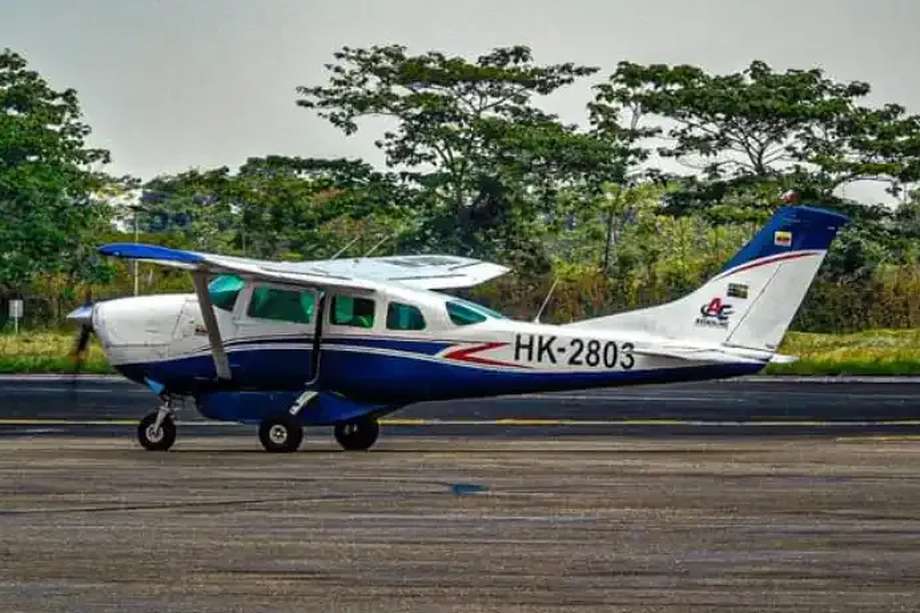 La aeronave tipo Cessna 206 de matrícula HK 2803  cubría la ruta entre Araracuara y San José del Guaviare cuando desapareció.