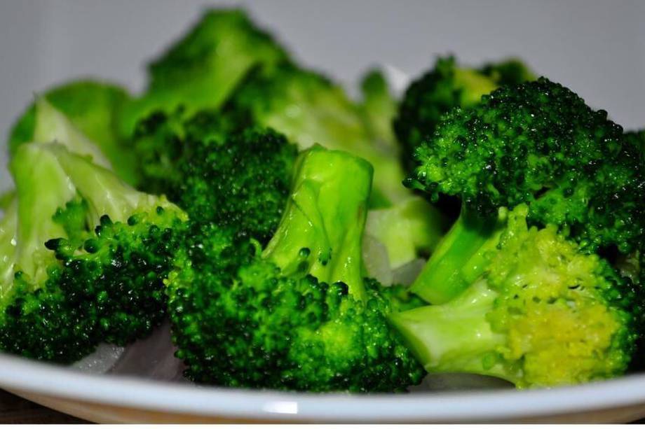 Receta para preparar una ensalada de brócoli con aguacate y huevo