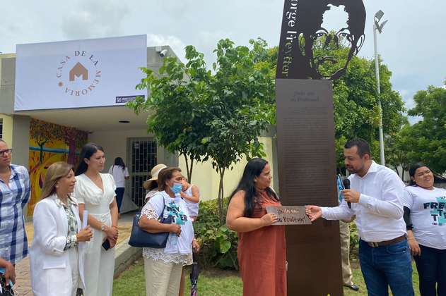 Profesor Jorge Freytter vive para siempre: así es su monumento en Barranquilla