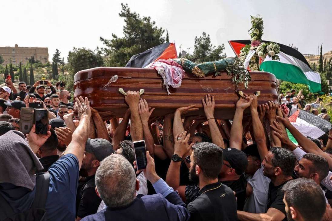 Los restos de la reportera de la cadena catarí Al Jazeera, Abu Akleh, fueron llevados hasta una iglesia de Jerusalén, donde se le dedicó una misa.