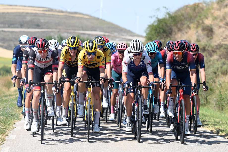 El pelotón durante la segunda etapa de la Vuelta a Burgos, entre Vivar del Cid y Villadiego, este miércoles.