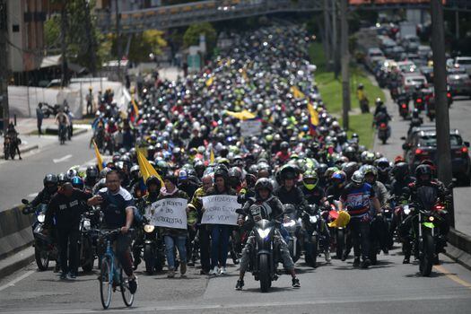 Protesta de motociclistas en Bogotá por las restricciones de parrillero impuestas por la Alcaldía de Bogotá, en abril pasado. 