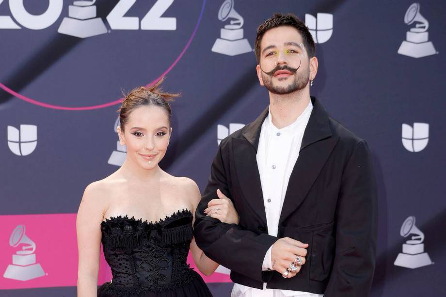Camilo Echeverry y Evaluna Montaner no faltaron en la alfombra roja de los Premios Latin Grammy con sus atuendos de color negro y unos llamativos zapatos.