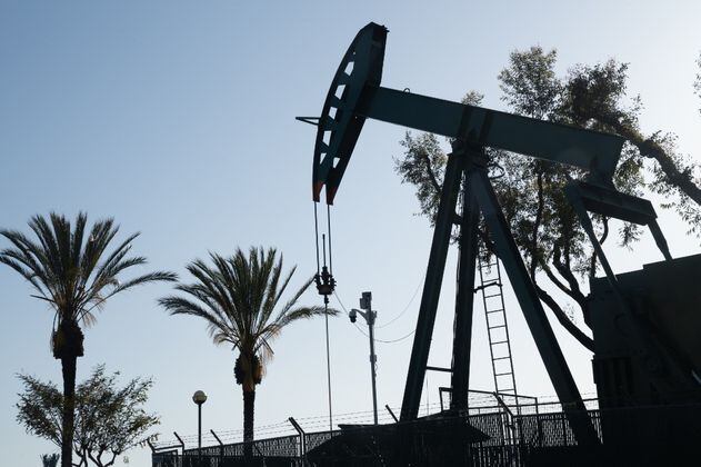 El petróleo con ganancias semanales y reservas de combustibles en niveles críticos
