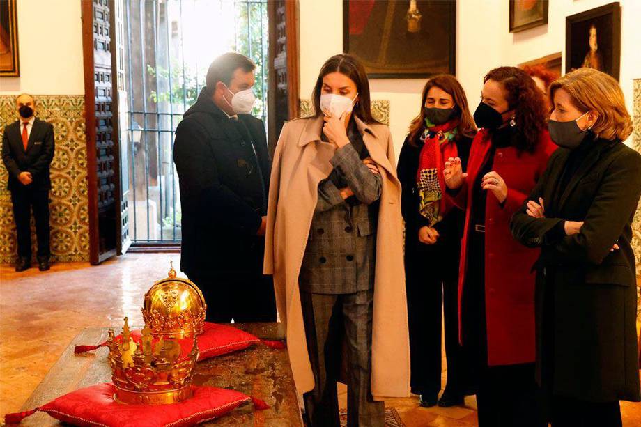 La Reina ha conocido de primera mano la renovación museográfica que Patrimonio Nacional ha llevado a cabo en el Real Monasterio de las Descalzas Reales, que incluye la restauración e incorporación de obras y piezas artísticas. 