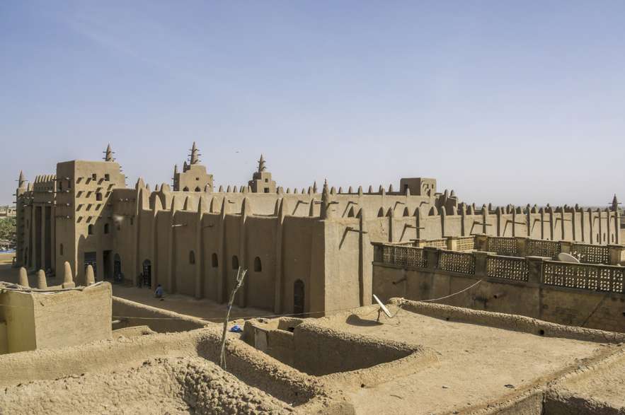 Gran Mezquita de Djenné (Mali): No es solo bonita: también es de lo más curiosa. Se trata de la mayor construcción sagrada hecha a base de barro de todo el mundo. Es considerada también el punto álgido de la arquitectura sudanesa-saheliana. No en vano, desde 1988 es considerada Patrimonio de la Humanidad por la Unesco, junto al resto del centro histórico de esta pequeña ciudad en el delta del río Níger.