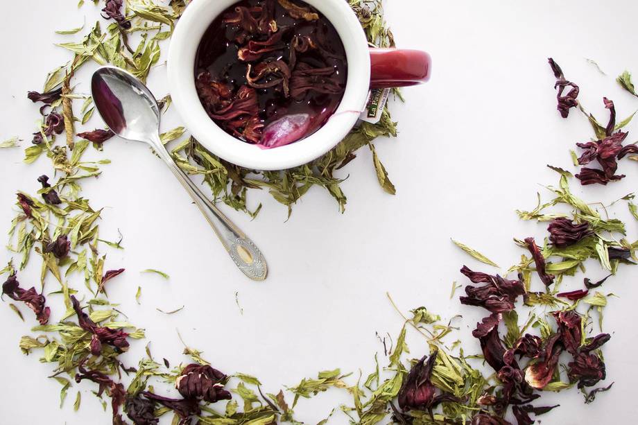 El té de flor de jamaica es rico en antioxidantes, que ayudan a combatir los radicales libres en el cuerpo. Estos radicales libres pueden causar inflamación y acumulación de grasa en el vientre. 