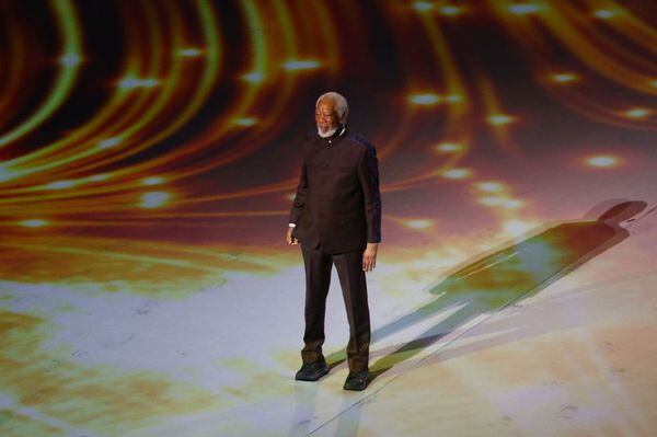 El ganador del Premio Óscar Morgan Freeman apareció sobre la cancha como conductor oficial del evento.Getty Images